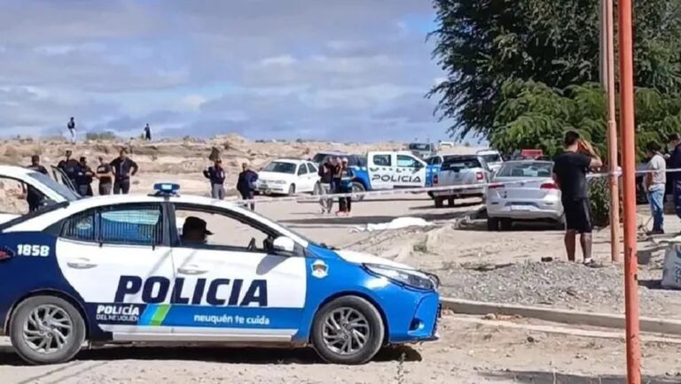 Operativo policial y pericial en la escena de un hecho violento en una calle de Zapala.
