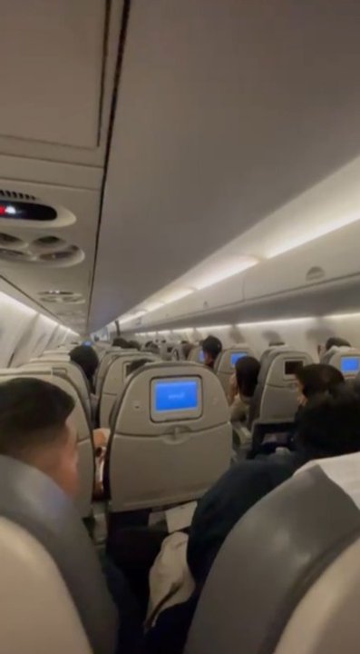 Avión de Aerolíneas Argentinas en pista de aeropuerto, ilustración de la noticia sobre cancelación de vuelo por viento.