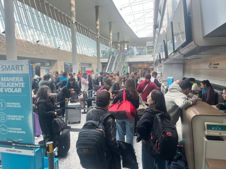 Avión de la aerolínea JetSmart en la plataforma del aeropuerto de Comodoro Rivadavia.