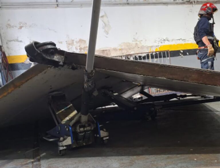 Portón metálico desplomado en gomería de Almagro, escenario del accidente fatal