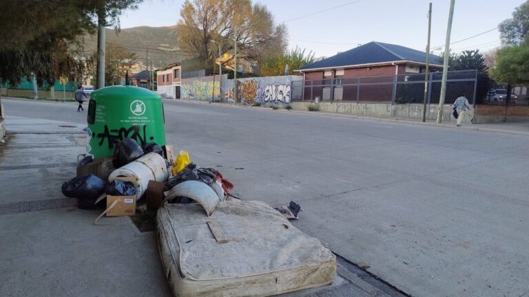 Acumulación de residuos frente a la Escuela N° 52 en el barrio Ceferino