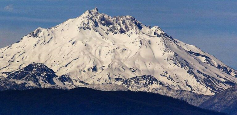 Vista del volcán Nevado de Longaví en la Región del Maule, Chile