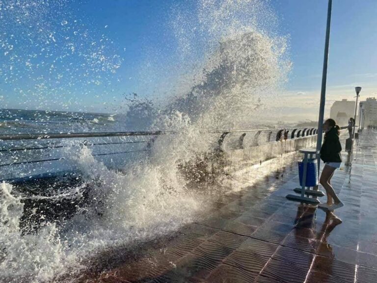 Olas rompiendo en la costa de Chubut durante un temporal marítimo