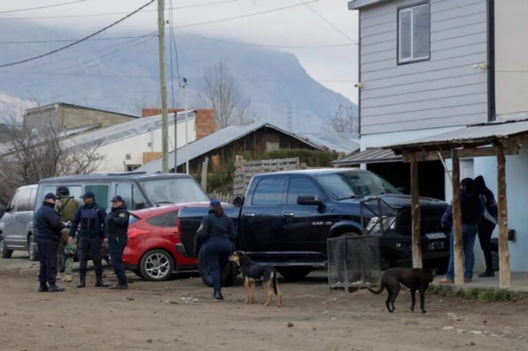 Policía y personal de Criminalística durante allanamiento en Bariloche