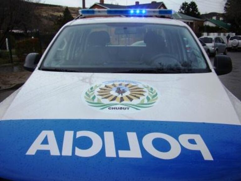 Policía durante allanamiento en Comodoro Rivadavia por doble homicidio