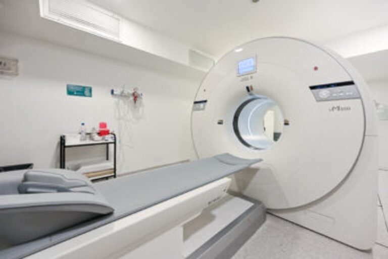 Mujer en consultorio médico con documentos sobre la mesa