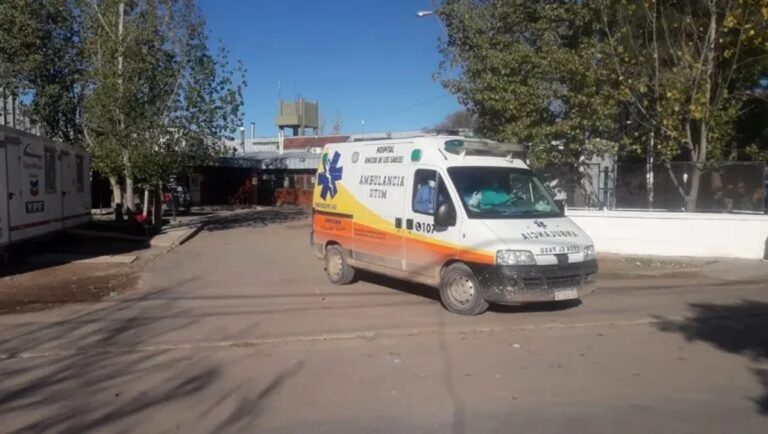 Mujer con bebé en brazos en una comisaría de General Roca