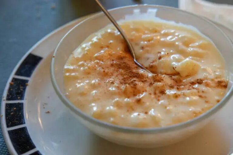 Arroz con leche casero servido en un plato hondo, con canela espolvoreada
