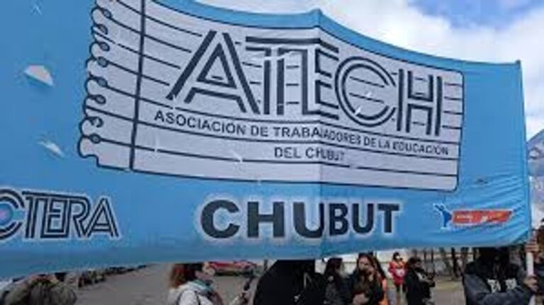 Docentes de Chubut en asamblea frente a una escuela