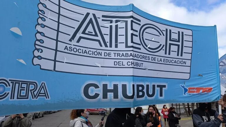 Docentes de ATECH durante una marcha en Chubut