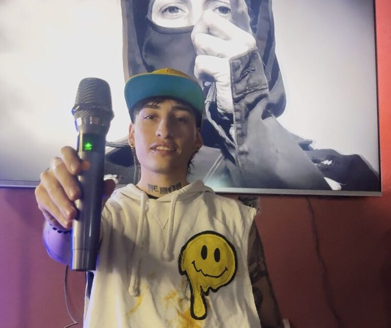 Edgar Alexis Ojeda, Lexx, en su barbería La Casita del Barbero en Comodoro Rivadavia