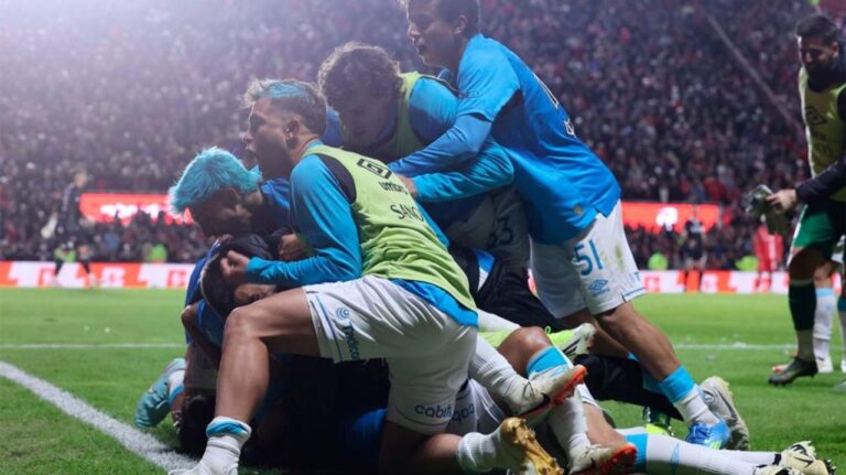 Jugadores de Belgrano celebrando la clasificación a la final tras ganar por penales