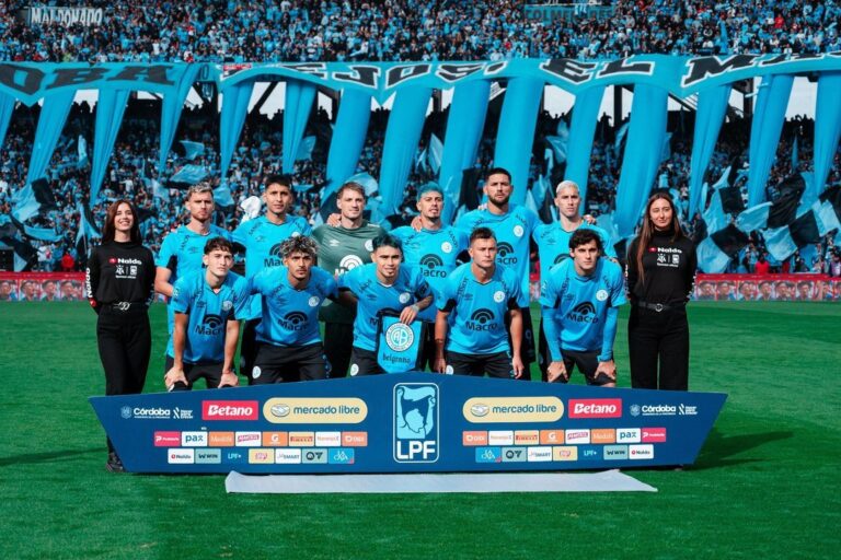 Jugadores de Belgrano celebrando el título tras vencer a River Plate