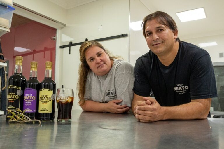 Botella de fernet Brato con hierbas patagónicas en la sala de elaboración en Sarmiento