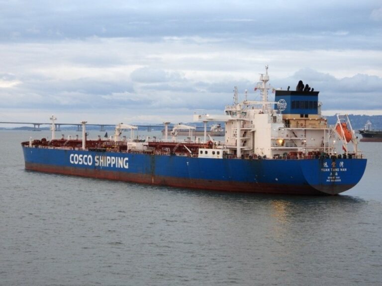 Buque petrolero Yuan Tang Wan en Puerto Rosales cargando crudo de Vaca Muerta