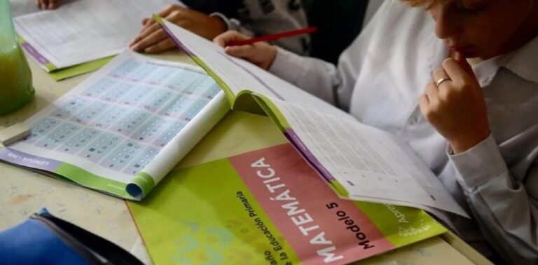 Estudiantes en un aula realizando una prueba Aprender