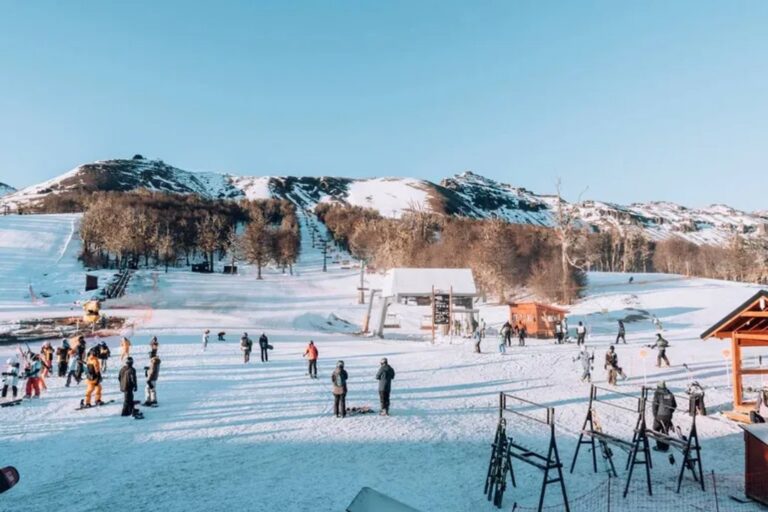 Cerro Chapelco con nieve y telecabina en funcionamiento