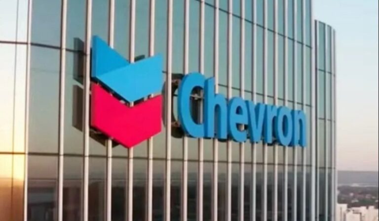 Logotipo de Chevron sobre fondo de yacimiento petrolero en Vaca Muerta