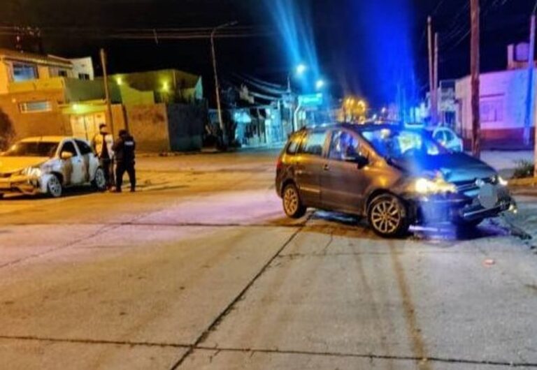 Vehículos involucrados en un choque en el barrio Pietrobelli de Comodoro Rivadavia