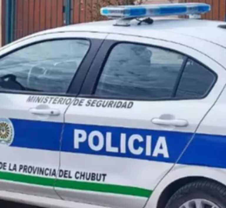Ambulancia y vehículos en la escena de un accidente de tránsito en Trelew, Chubut