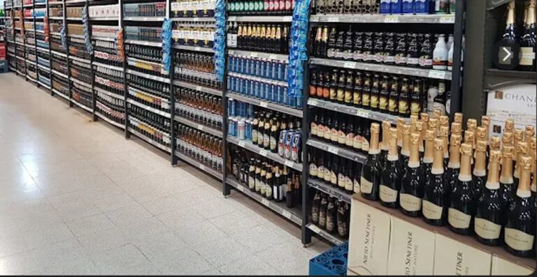 Fachada del supermercado Jumbo en Comodoro Rivadavia clausurado