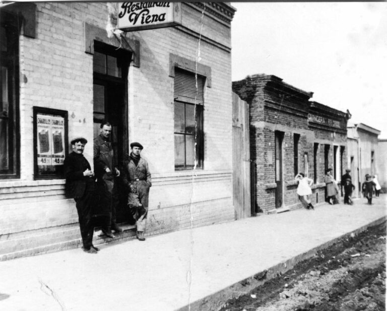 Calle San Martín de Comodoro Rivadavia con comercios históricos