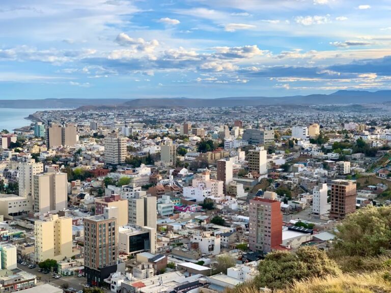 Vista de Comodoro Rivadavia en una mañana fría y nublada