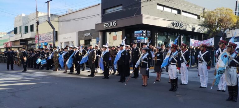 Desfile cívico-militar por el 25 de Mayo en el centro de Comodoro Rivadavia
