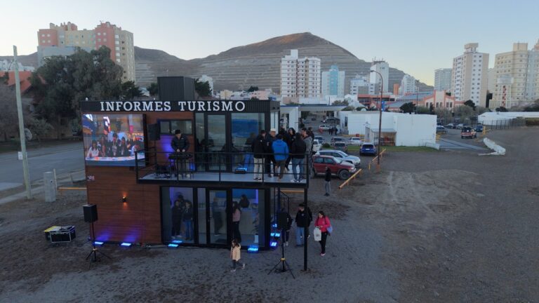 Centro de Información Turística de Comodoro Rivadavia frente al mar