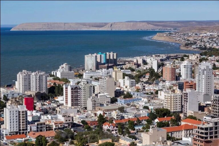 Vista de Comodoro Rivadavia y el Lago Muster