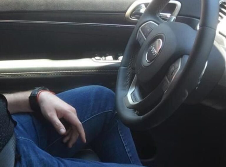 Auto Mercedes Benz atravesado en avenida San Martín de Perito Moreno con conductor dormido