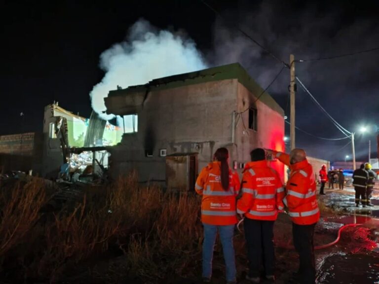 Vista del edificio afectado por la explosión en Perito Moreno, Santa Cruz, con presencia de bomberos y ambulancias