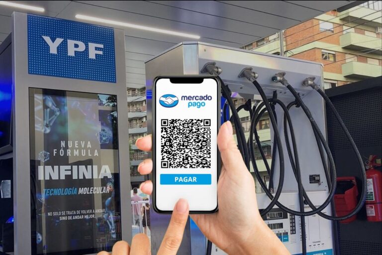 Persona cargando combustible en una estación de servicio en Chubut