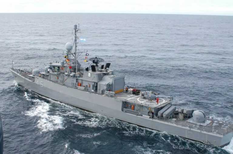 Corbeta ARA Robinson atracada en el muelle de Puerto Madryn durante jornada de puertas abiertas