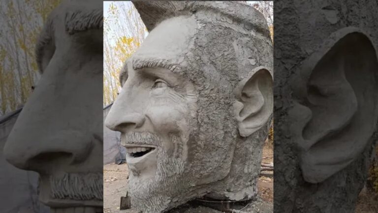Estatua de Lionel Messi de 26 metros de altura en proceso de montaje en Cutral Co