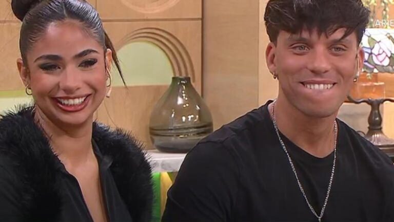 Daniela Celis escribe en el pecho de Nick Sicaro durante video promocional