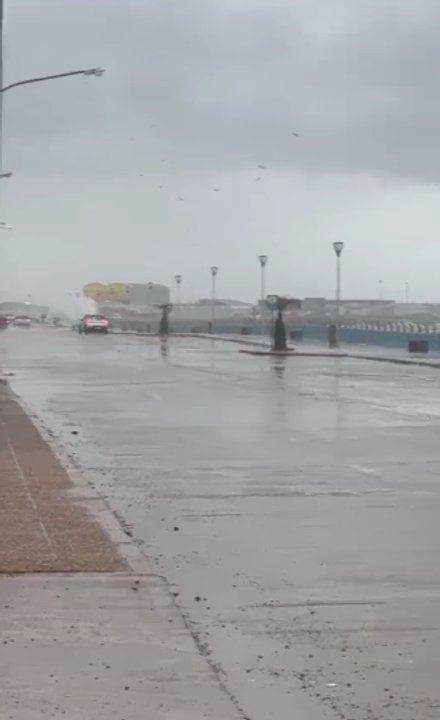 Vista de la avenida Ducós en Comodoro Rivadavia con agua de mar sobre la calzada durante el temporal
