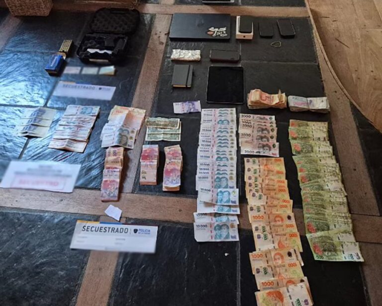 Operativo policial en allanamiento por estafa con falsas plataformas de inversión en Chubut