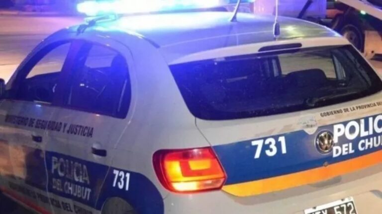 Policía en Esquel durante operativo nocturno