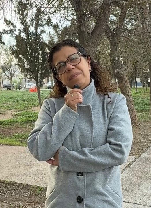 Mujer conduciendo un automóvil en Puerto Madryn, Chubut