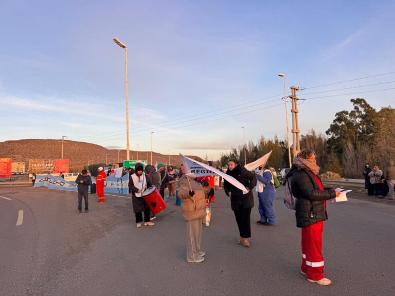 Docentes de ATECh en panfleteada en rutas 3 y 26 de Comodoro Rivadavia