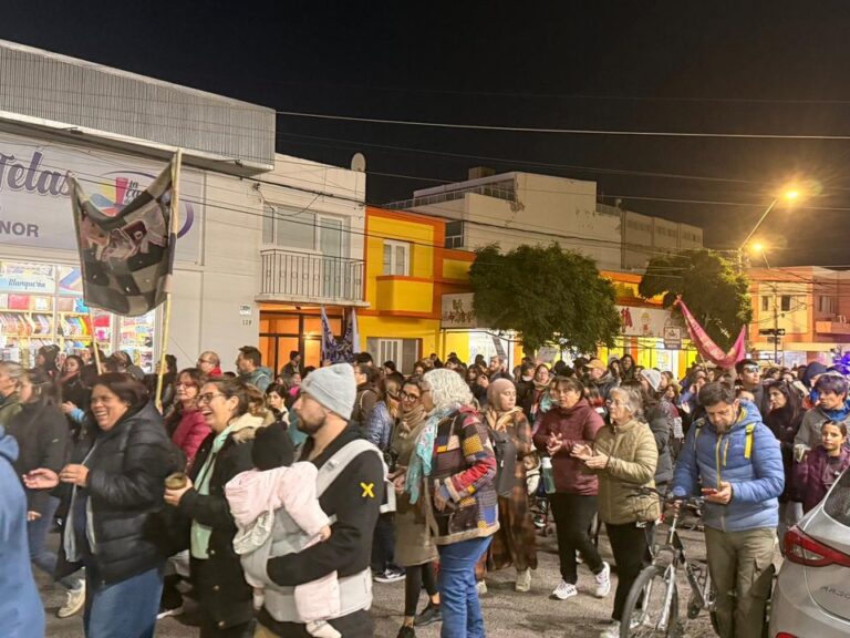 Docentes autoconvocados marchando en el centro de una localidad de Chubut con carteles de reclamo salarial
