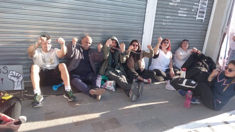 Docentes encadenados frente al Ministerio de Educación de Chubut en Rawson durante reclamo salarial