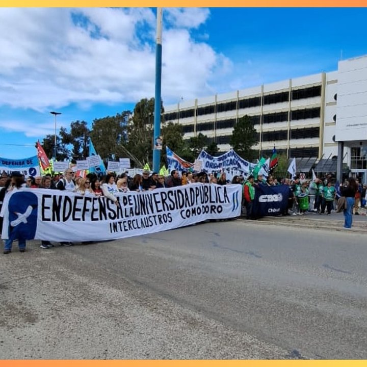 Docentes universitarios en una movilización