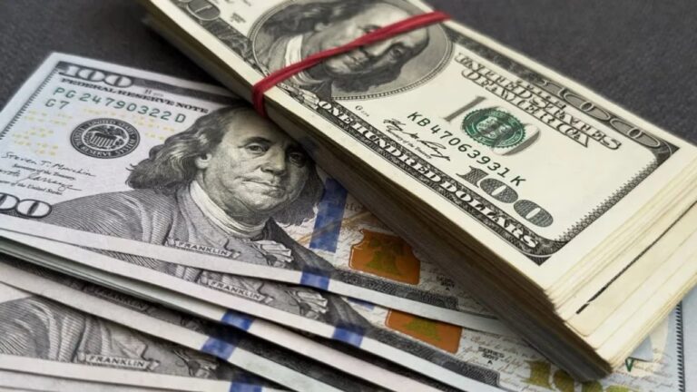 Billetes de dólar y monedas sobre una mesa