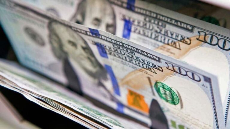 Billetes de dólar estadounidense sobre una superficie plana