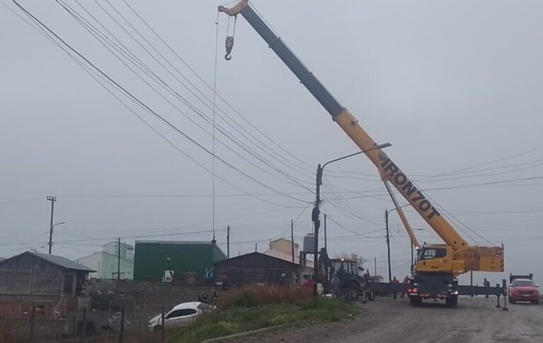 Vehículo despistado al borde de un desnivel en Puerto Deseado