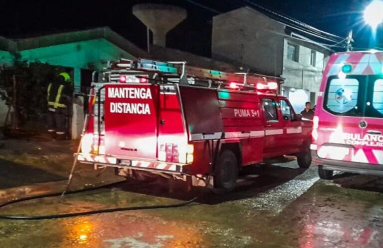 Bomberos trabajando en el incendio de una vivienda en Río Gallegos
