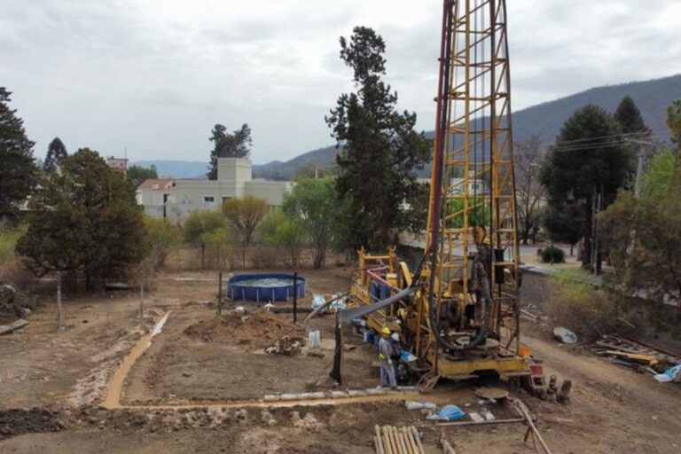 Trabajadores en operativo de emergencia en pozo de bombeo en Salta