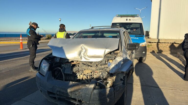 Vehículos colisionados en avenida Ducós, Comodoro Rivadavia